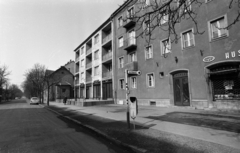 Magyarország, Budapest XI., Bártfai utca a Fehérvári út irányából nézve, jobbra a 3-5. számú épületben a Vadvirág eszpresszó., 1969, Erdei Katalin, buszmegálló, szemetes, Budapest, élelmiszerbolt, Közért Vállalat, Fortepan #100902