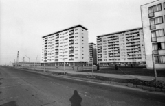 Magyarország, Budapest XIV., Kacsóh Pongrác úti lakótelep, a Kacsóh Pongrác út a Rákospatak utca felé nézve., 1968, Erdei Katalin, lakótelep, magasház, Budapest, Fortepan #100918