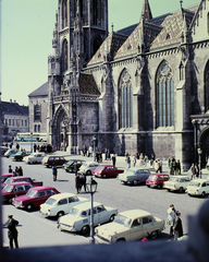 Magyarország, budai Vár, Budapest I., Szentháromság tér a Halászbástyáról nézve. Szemben a Mátyás-templom., 1970, Erdei Katalin, színes, Skoda 1000 MB, Moszkvics 407, Trabant 601, Fiat 850, Renault 16, Austin Morris 1100, BMC Mini, Budapest, Fortepan #100937