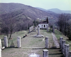 Magyarország, Zebegény, Kálváriahegy, a zebegényi országzászló és hősi emlékműegyüttes., 1970, Erdei Katalin, színes, kálvária, kápolna, Fortepan #100938