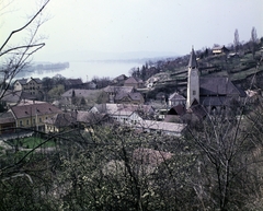 Magyarország, Zebegény, jobbra a Havas Boldogasszony-templom., 1970, Erdei Katalin, templom, színes, szecesszió, katolikus, Art Nouveau, Györgyi Dénes-terv, Jánszky Béla-terv, Kós Károly-terv, Fortepan #100939