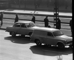 Magyarország, Budapest V.,Budapest VII., Károly (Tanács) körút, villamosmegálló a Madách Imre térnél., 1968, Erdei Katalin, Skoda-márka, Budapest, Moszkvics 407, Fortepan #100941