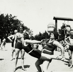 Magyarország, Debrecen, Nagyerdői Gyógyfürdő., 1933, Gyollai Jánosné, víztorony, torna, Borsos József-terv, mutatvány, nők, Fortepan #100994