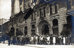 Magyarország, Pécs, Széchenyi tér, a Magyarországi Eszperantó Szövetség Országos Találkozójának résztvevői a Városháza előtt., 1923, Jurányi Attila, zászló, felirat, csoportkép, nők, férfiak, épületdísz, címer, zászlórúd, kapualj, Steiner Simon és Fia, Fortepan #101050