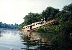 Magyarország, Gyomaendrőd, Hármas-Körös, felette a vasúti híd. A parton a Jókai személyhajó., 1988, Kerekes Péter, színes, Jókai hajó, hajóroncs, Fortepan #101055