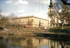 Magyarország, Budapest XI., József Attila (később Budai Ciszterci Szent Imre) Gimnázium és a Szent Imre-templom a Feneketlen tóról nézve., 1986, Kerekes Péter, templom, színes, tó, gimnázium, Budapest, ciszterci rend, neobarokk stílus, Wälder Gyula-terv, Fortepan #101056