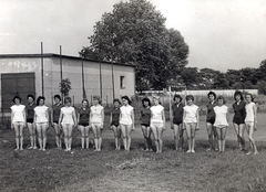 Magyarország, Vác, Vám utca 1., a Finomfonó sportpályája, női kézilabdacsapat tagjai., 1958, Kerekes Péter, sport, lány, tornasor, tornaruha, kézilabda, Fortepan #101058