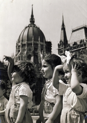 Magyarország, Budapest V., Kossuth Lajos tér, háttérben a Parlament., 1960, Király Júlia, gyerekek, Steindl Imre-terv, neogótika, eklektikus építészet, Budapest, Fortepan #101081