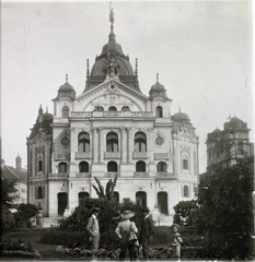 Szlovákia, Kassa, Fő tér (Hlavné namestie), szemben az Állami Színház, jobbra a Szentháromság-templom., 1910, Kiss László, templom, nemzeti színház, Láng Adolf-terv, neobarokk stílus, Fortepan #101124