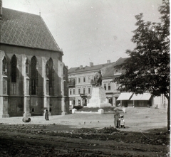 Szlovákia, Kassa, Fő tér (Hlavné namestie), balra a Szent Mihály-templom, jobbra a Honvéd-szobor (Horvay János, Szamovolszky Ödön, 1906.)., 1910, Kiss László, templom, emlékmű, tér, hordó, kápolna, mérmű, szoborcsoport, napellenző, Fortepan #101126