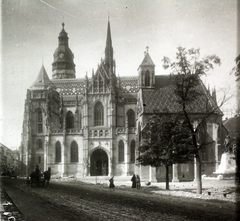 Szlovákia, Kassa, Fő utca (ulica Hlavná), Szent Erzsébet-főszékesegyház (Dóm), előtte a Szent Mihály-templom., 1910, Kiss László, szobor, emlékmű, lovaskocsi, tér, katolikus, kápolna, székesegyház, mérmű, Fortepan #101128