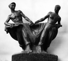 Magyarország, Kocsis András szobrászművész Halászok című szobra (1947)., 1947, Zsivkov Anita - Koós Árpád / Kocsis András fényképei, szobor, halászat, félmeztelen, Fortepan #101137