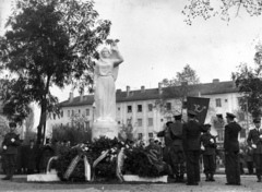 Magyarország, Debrecen, Bocskai tér, a román hősi emlékmű (Kocsis András, 1958.) leleplezése., 1958, Zsivkov Anita - Koós Árpád / Kocsis András fényképei, emlékmű, díszőrség, Fortepan #101157