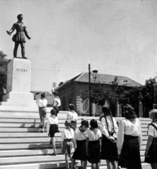 Magyarország, Miskolc, Petőfi Sándor tér, Petőfi Sándor szobra (Kocsis András 1951.)., 1951, Zsivkov Anita - Koós Árpád / Kocsis András fényképei, úttörő, szobor, Petőfi-ábrázolás, Fortepan #101165