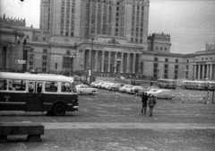 Poland, Warsaw, a Kultúra és Tudomány Palotája előtti plac Defilad (Felvonulás tér)., 1965, Kollár Balázs, bus, car park, socialist realism, high-rise building, automobile, Lev Rudnev-design, Fortepan #101202