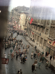 Magyarország, Budapest VII., Király (Majakovszkij) utca, jobbra a Csengery utca. Május 1-i felvonulás résztvevői., 1958, Kollár Balázs, színes, Budapest, Fortepan #101205