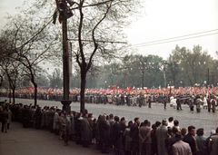 Magyarország, Budapest VI.,Budapest XIV., Ötvenhatosok tere (Felvonulási tér), május 1-i felvonulás., 1959, Kollár Balázs, színes, Budapest, Fortepan #101207