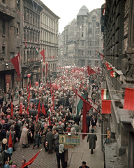 Magyarország, Budapest VII., István (Landler Jenő) utca a Dózsa György út felé nézve, május 1-i felvonulók., 1959, Kollár Balázs, színes, Budapest, Fortepan #101211