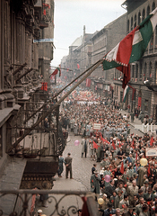 Magyarország, Budapest VII., István (Landler Jenő) utca a Rottenbiller utca felé nézve, május 1-i felvonulók., 1959, Kollár Balázs, színes, Budapest, Fortepan #101212