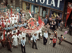 Magyarország, Budapest VII., István (Landler Jenő) utca 36. és 34., május 1-i felvonulók., 1959, Kollár Balázs, színes, Budapest, Fortepan #101213