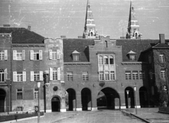 Magyarország, Szeged, Aradi vértanúk tere a Hősök kapujától nézve. Az egyetem épületei mögött a Fogadalmi templom tornyai., 1953, Kollár Balázs, kapu, tér, egyetem, Fortepan #101215