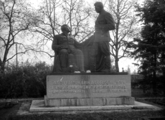 Magyarország, Szeged, Móra park, Lenin és Sztálin szobra (Tápai Antal, 1950.)., 1953, Kollár Balázs, Lenin-ábrázolás, Sztálin ábrázolás, szoborcsoport, felirat, Fortepan #101217