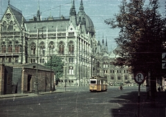 Magyarország, Budapest V., Kossuth Lajos tér az Akadémia utca felől nézve, szemben a Parlament., 1958, Kollár Balázs, színes, Steindl Imre-terv, országház, neogótika, Ganz UV, eklektikus építészet, Budapest, Fortepan #101218