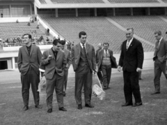 Egyiptom, Kairó, International Stadium. Ismerkedés a gyepszőnyeggel az 1961. februári barátságos meccs előtt. Balról: Palotai Károly, Sándor Károly, Sipos Ferenc, Kotász Antal, Baróti Lajos szövetségi kapitány és Solymosi Ernő., 1961, Kotász Antal, híres ember, labdarúgás, sportoló, Fortepan #101228