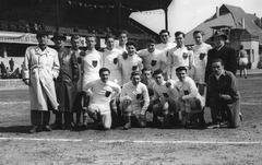 Magyarország, Budapest IX., Üllői út, FTC stadion. Az első sorban jobbról a második, fehér mezben Kotász Antal., 1957, Kotász Antal, Budapest, futballcsapat, Fortepan #101234