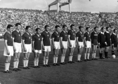 Magyarország, Népstadion, Budapest XIV., Magyarország - Anglia (2:0) barátságos válogatott mérkőzés 1960. május 22-én. A magyar csapat tagjai: Göröcs, Dunai I., Rákosi, Sándor, Dalnoki, Bundzsák, Albert, Mátrai, Sipos, Kotász, Grosics., 1960, Kotász Antal, Budapest, sport mez, futballcsapat, stadion, Fortepan #101255