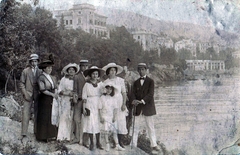 Horvátország,Adria, Abbázia, tengerpart a mai Hotel Istra környékén., 1904, Lukács Ágnes, csoportkép, szalmakalap, sétabot, girardi, csokornyakkendő, tengerpart, zsebredugott kéz, Fortepan #101280