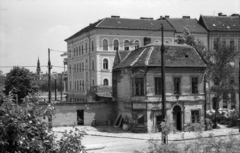 Magyarország, Tabán, Budapest I., az Attila út lebontásra váró épülete mögött a Döbrentei utca - Fátyol utca sarokháza látszik., 1963, Magyar Pál, Budapest, Fortepan #101291