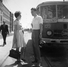 Lengyelország, Krakkó, Nowa Huta városrész, villamos-végállomás a Lenin Acélművek (Huta im. Lenina) bejárata mellett., 1963, Magyar Pál, autóbusz, szemüveg, fényképezőgép, táska, viszonylattábla, pályaszám, ruha, Autosan-márka, Fortepan #101302