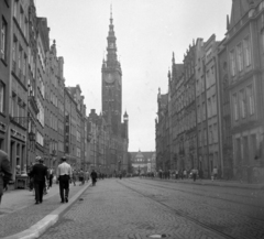 Lengyelország, Gdańsk, ulica Dluga, szemben a Városháza., 1963, Magyar Pál, járókelő, utcakép, kockakő, torony, középület, gótika, reneszánsz, Fortepan #101305