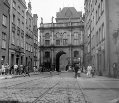 Lengyelország, Gdańsk, ulica Dluga az Arany Kapu (Zlota Brama) felé nézve., 1963, Magyar Pál, kapu, szobor, utcakép, kapualj, Abraham van den Blocke-terv, Jeremias Falck-terv, Manierizmus, Fortepan #101306