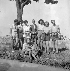 Magyarország,Balaton, Tihany, alsó út., 1950, Kurutz Márton, csoportkép, képarány: négyzetes, rövidnadrág, kirándulás, Fortepan #10131