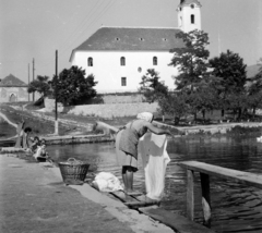 Magyarország, Pápa, Tapolcafő (ekkor önálló, ma a város része), református templom., 1955, Magyar Pál, mosás, Fortepan #101310