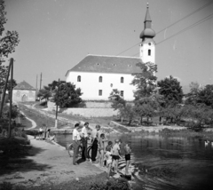 Magyarország, Pápa, Tapolcafő (ekkor önálló, ma a város része), református templom., 1955, Magyar Pál, gyerekek, vízpart, Fortepan #101311