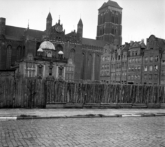 Lengyelország, Gdańsk, ulica Szeroka, háttérben a Szűz Mária-templom., 1963, Magyar Pál, templom, katolikus, gótika, székesegyház, Heinrich Ungeradin-terv, Hans Brandt-terv, Heinrich Haetzl-terv, Tylman van Gameren-terv, Fortepan #101319