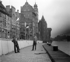 Lengyelország, Gdańsk, ulica Długie Pobrzeże a Mária Kapu (Brama Mariacka) felé nézve., 1963, Magyar Pál, folyó, ásítás, hátratett kéz, Fortepan #101320