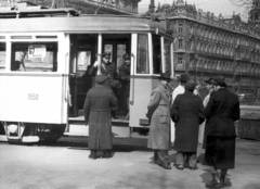 Magyarország, Budapest V., Március 15. téri villamos-végállomás a lerombolt Erzsébet híd hídfőjénél. Háttérben a Szabad sajtó úton az északi Klotild palota., 1960, Magyar Pál, autóbusz, magyar gyártmány, villamos, MÁVAG Tr5, viszonylattábla, villamos pótkocsi, pályaszám, Budapest, tömegközlekedés, viszonylatszám, Fortepan #101325