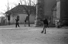 Magyarország, Szentendre, Várdomb, Templom tér. Szemben az egykori fiúiskola, ma Czóbel Béla Múzeum, jobbra a Keresztelő Szent János-templom., 1972, Magyar Pál, templom, Fortepan #101335