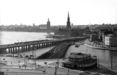 Svédország, Stockholm, előtérben a Södermalmstorg, szemben balról a Kungsholmen, a Riddarholmen és a Stadsholmen., 1973, Magyar Pál, Fortepan #101345