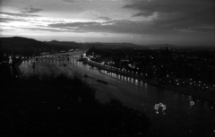 Hungary, Budapest I., esti látkép a Gellérthegyről a Széchenyi Lánchíd felé nézve., 1962, Magyar Pál, Danube, Budapest, suspension bridge, William Tierney Clark-design, Fortepan #101375