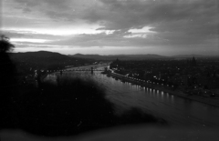 Hungary, Budapest I., esti látkép a Gellérthegyről a Széchenyi Lánchíd felé nézve., 1962, Magyar Pál, Danube, Budapest, suspension bridge, William Tierney Clark-design, Fortepan #101376