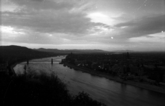 Hungary, Budapest I., esti látkép a Gellérthegyről a Széchenyi Lánchíd felé nézve., 1962, Magyar Pál, Danube, Budapest, suspension bridge, William Tierney Clark-design, Fortepan #101382