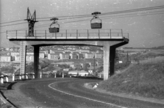 Hungary, Komló, drótkötélpálya a Pécsi út felett, háttérben Kenderföld városrész házai., 1962, Magyar Pál, cable car, Fortepan #101385