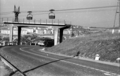 Hungary, Komló, drótkötélpálya a Pécsi út felett, háttérben Kenderföld városrész házai., 1962, Magyar Pál, bus, Ikarus-brand, Ikarus 620, cable car, Fortepan #101386