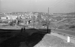 Hungary, Komló, drótkötélpálya a Pécsi út felett, háttérben Kenderföld városrész házai., 1962, Magyar Pál, bus, cable car, Fortepan #101387