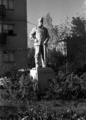 Hungary, Komló, Petőfi tér, a Bányász c. szobor (id. Fekete Géza "Galántai",1952.)., 1962, Magyar Pál, sculpture, street name sign, miner, socialist realism, Fortepan #101388